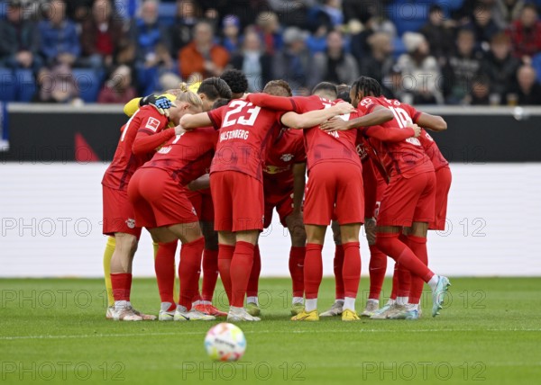 Teambuilding, circle of the team in front of the start of the match RasenBallsport Leipzig, PreZero