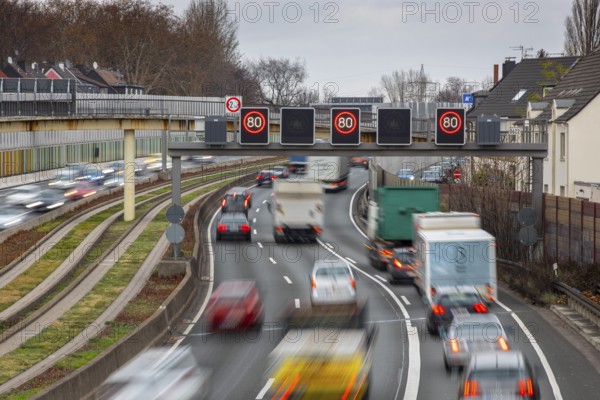 Motorway A40, Ruhrschnellweg, city centre of Essen, exit Essen-Frillendorf, Spurbus route, this