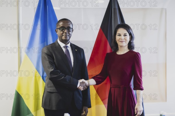 (R-L) Annalena Baerbock (Buendnis 90 Die Gruenen), Bundesaussenministerin, und Vincent Biruta,