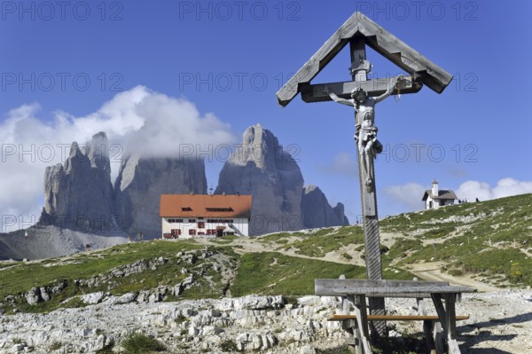 Crucifix and the Rifugio Antonio Locatelli in front of the Tre Cime di Lavaredo, Drei Zinnen,