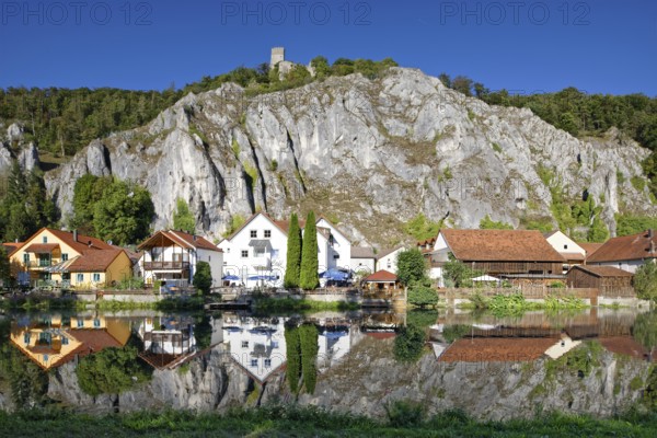 Side arm of the Altmühl, houses, reflection in the water, on top of rock Randeck Castle, Markt