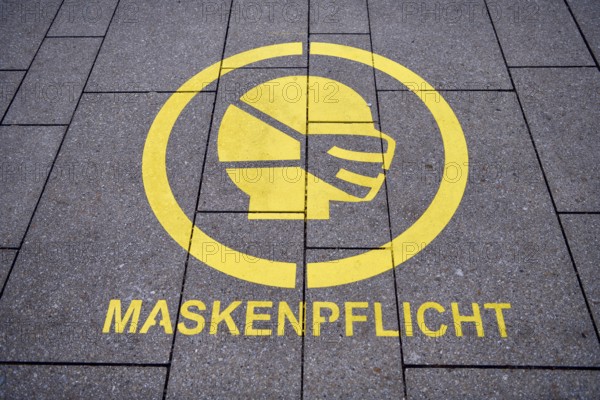 Notice on mask obligation on a pavement at Jungfernstieg, Covid, Corona, Hamburg, Germany, Europe