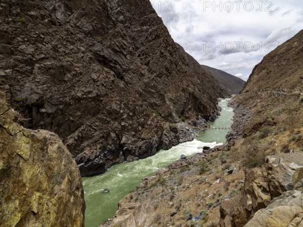Yarlung Tsangpo River in mountain gorge, Brahmaputra, highlands of Tibet, China, Asia