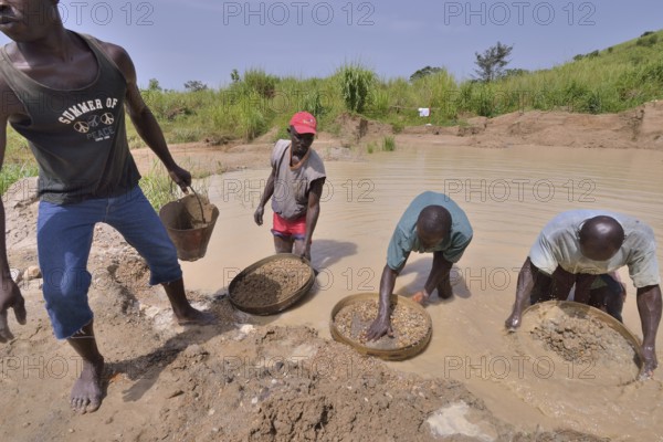 Diamond hunters searching for diamonds in a mine with sieves, near Koidu, Koidu-Sefadu, Kono