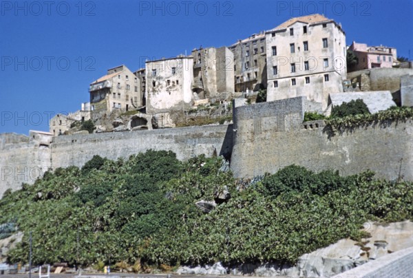 Historische Gebäude am Wasser in der befestigten Zitadellenstadt Calvi, Korsika, Frankreich, Ende