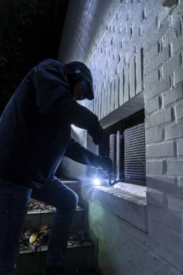 Symbolic image of a house burglary, perpetrator has approached a house from the garden side and