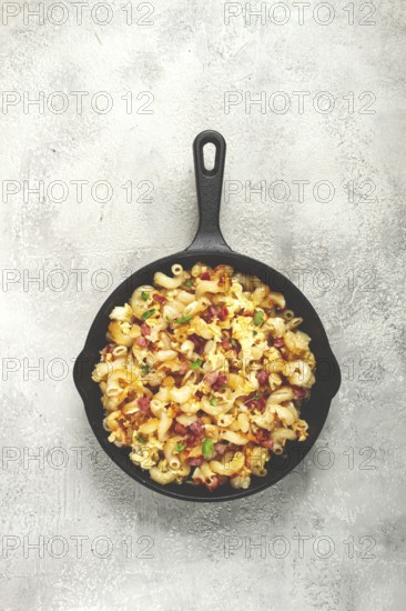 Macaroni with cheese and bacon, baked, homemade, no people