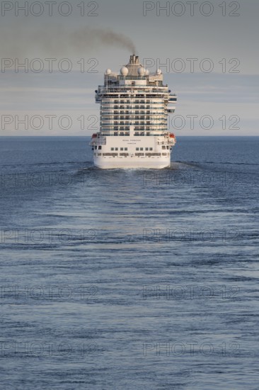 Cruise ship shelf Princess, Princess Cruises, 330 metres long, 3600 passengers, open-air cinema,