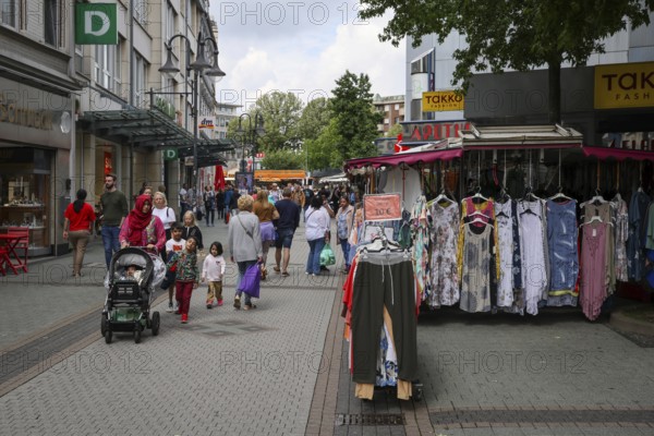 Bottrop, North Rhine-Westphalia, Germany, Many people out and about on market day in the city