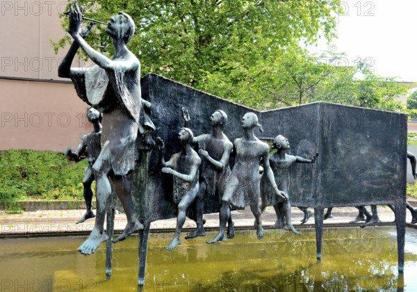 Statue of Rattenfaenger of Hameln, Lower Saxony, Niedersachsen, Germany, Europe