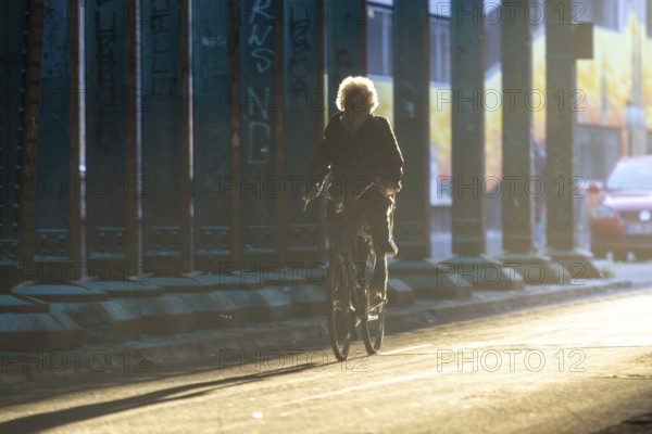 Cyclists in oblique sunlight in November, poor visibility, danger of glare, cycle lane, cyclists