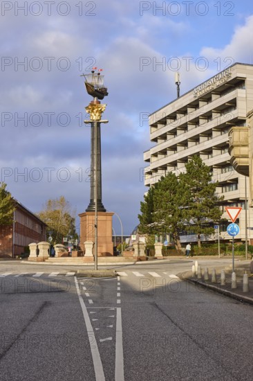 Granite column with metal sculpture of Störtebeker's cog, roundabout between Borstelmannsweg and
