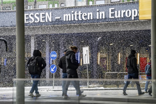 Winter weather, heavy snowfall, city centre traffic, passers-by in the snow, Essen Central Station,