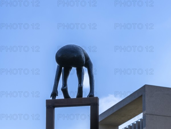 Change of Directions by Maria Miesenberger, group of figures in front of the entrance to the Nordic