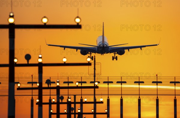 Aircraft approaching the main runway south, 05R/23L, runway lighting, approach aids, at Düsseldorf