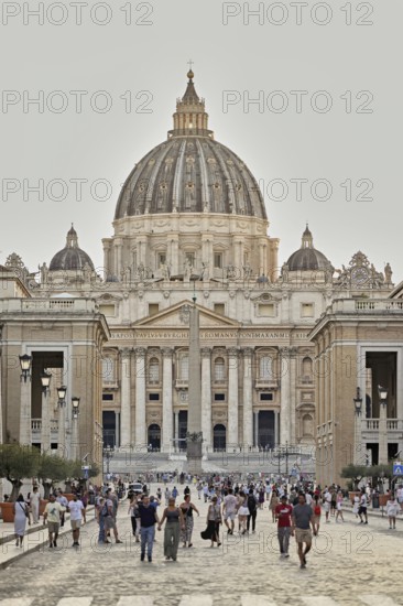 Tourists at the cathedral, St Peter, St Peter's Basilica, Vatican palaces, St Peter's Square,