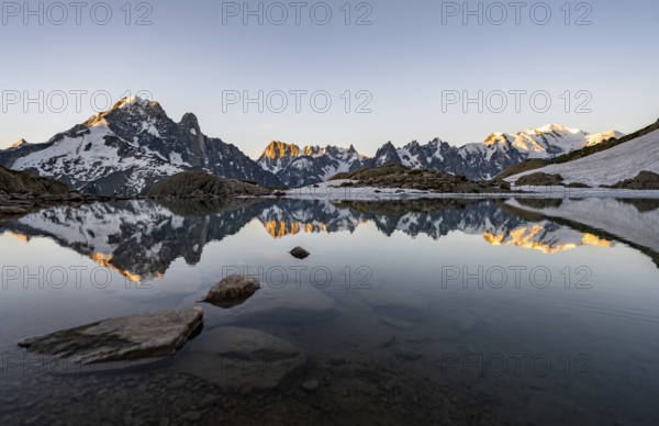 Morning atmosphere at a mountain lake, mountain landscape at sunrise, water reflection in Lac