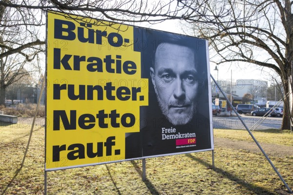FDP election poster with the text Bureaucracy down. Net up. for the early federal election on 23