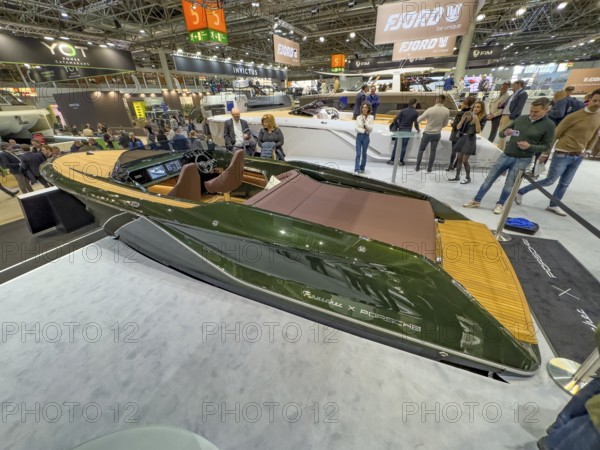 Sport boat Motorboat Frauscher x Porsche 850 Fantom Type Runabout with closed foredeck and cabin