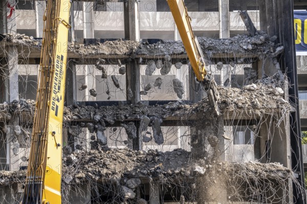 Construction site on Haroldstraße, demolition of a former office building, after complete gutting