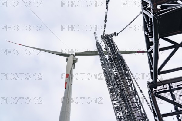 Erection of a wind turbine, wind energy plant, assembly of the third blade, with a crawler lattice