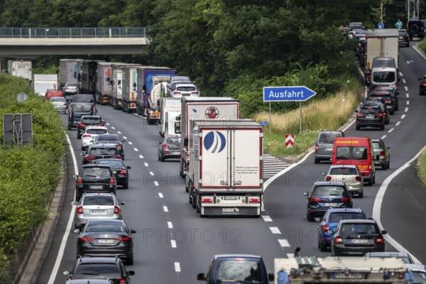 Traffic jam on the A40 motorway, near Mülheim-Winkhausen, in the direction of Duisburg, after an