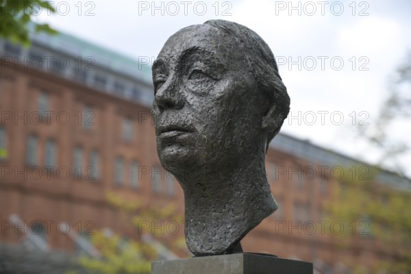 Bust of Käthe Kollwitz, Street of Remembrance, Spreebogen, Moabit, Mitte, Berlin, Germany, Europe