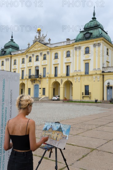 Artist paints in front of a baroque palace, harmonises with the architectural backdrop, Branicki