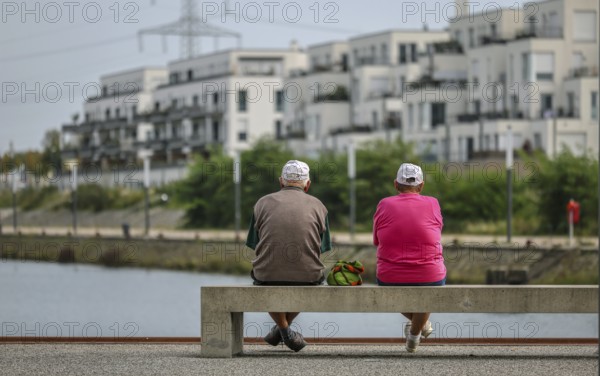 Gelsenkirchen, North Rhine-Westphalia, Germany, Senior citizens sitting on a park bench at the