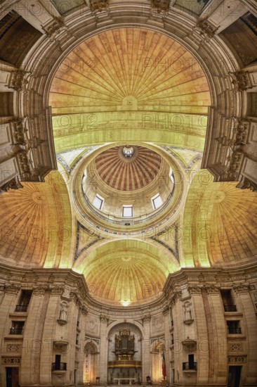 Church of Santa Engracia converted into National Pantheon, Central crossing and naves polychromed