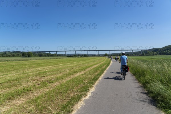 Cycle path in the Mendener Ruhrauen, view to the east towards Mintarder Ruhrtalbrücke, Mülheim an
