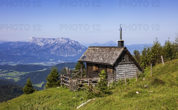 Hunting lodge on the Eibleckalm with Untersberg and Hagengebirge mountains, Osterhorn group,