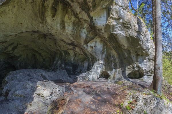 The Klausenhöhle is a natural karst cave near the Lower Bavarian market town of Essing in the