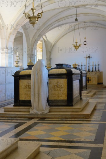 Monastery of Sao Vicente de Fora, Royal Pantheon of the Braganca family, Sculpture of a woman