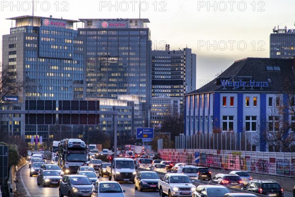 Motorway A40, Ruhrschnellweg, in Essen, junction Essen-Zentrum, city skyline, Ruhrschnellweg