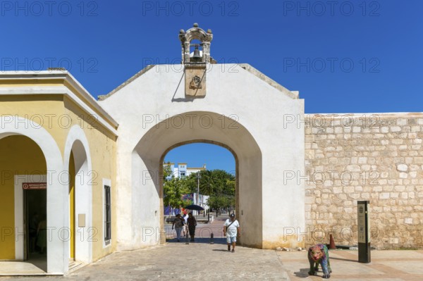 Puerta de Mar walled gateway into historic old town, Campeche city, Campeche State, Mexico, Central