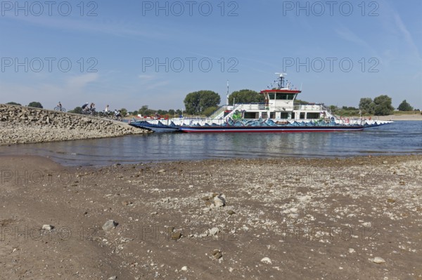 Rhine ferry at extremely low water in August 2022, water level 37 cm, Düsseldorf-Kaiserswerth,