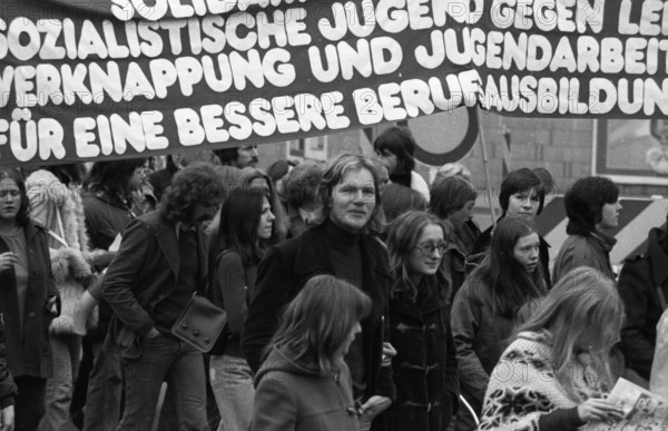 Called by the DGB youth, about 2000 mostly young people demonstrated on 25.10.1975 for
