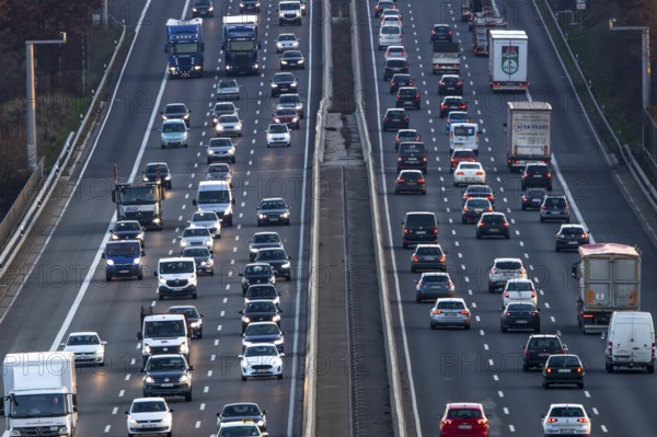 Motorway A3 between Düsseldorf and Leverkusen, near Erkrath, freeing of the hard shoulder during