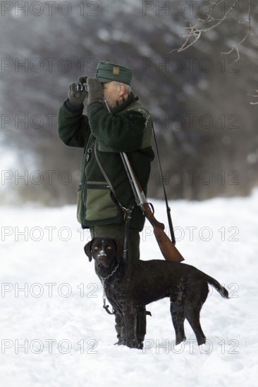 Hunter with rifle and hunting dog, Lower Saxony, hunter, hunting, shotgun, binoculars, Germany,