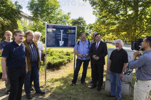 Bausoldaten at the memorial plaque in Merseburg