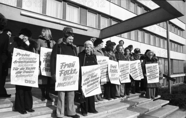 The woman's protests of the SPD, DGB and DKP against the abortion paragraph 218 on 26.2.1975 in