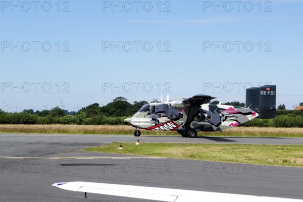 Drop aircraft, OE-FDI, Pink Boogie, skydiving aircraft, runway, Leer, East Frisia, Germany, Europe