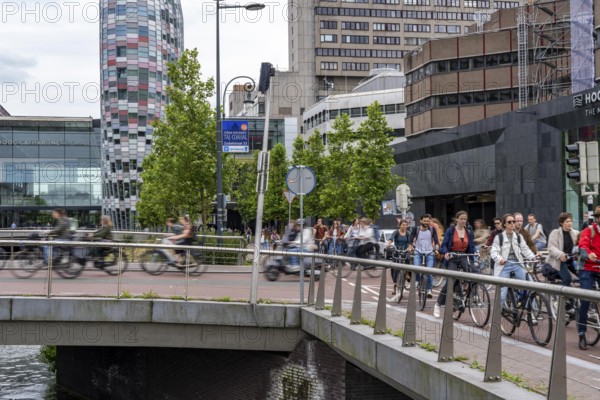 Central cycle path on the Vredenburgviaduct, at the Hoog Catharijne shopping centre, behind Utrecht