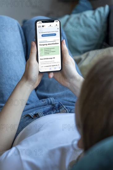 Symbolic image of organ donation register, person informs himself about the new online register for