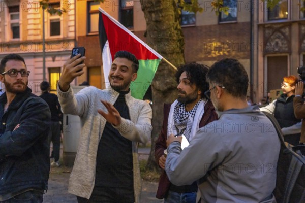 Demonstration by pro-Palestinian activists in Duisburg-Hochfeld, around 110 demonstrators marched