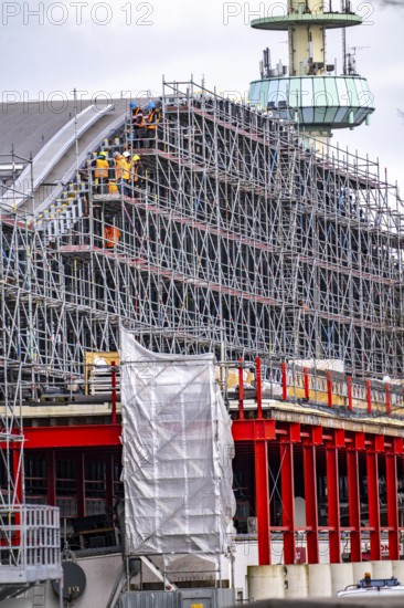 Modernisation of Duisburg Central Station, the platforms of the 13 tracks are being renewed, the