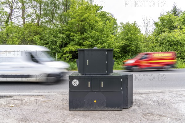 Semi-stationary speed camera on the B227, Hattinger Straße, used by the city of Gelsenkirchen,