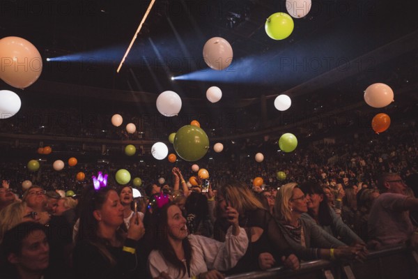 Audience with balloons at the Schlagernacht des Jahres live on Das Original Tour in Berlin's Uber