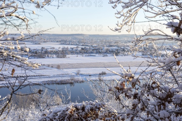 View from the Scharfenberg vantage point over the Elbe to Brockwitz and Coswig on a winter morning,